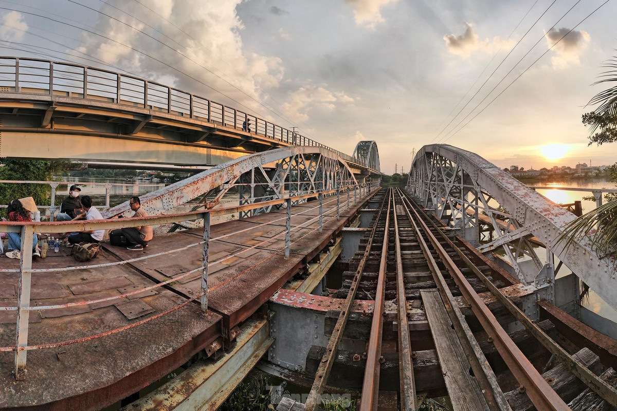 Cầu đường sắt Bình Lợi ban đầu chỉ cho lưu thông một chiều. Bên này lưu thông thì bên kia phải đợi. Ở hai đầu cầu có gác chắn hướng dẫn giao thông. Khi có xe lửa chạy qua, hai bên đường bộ dừng lại cho tới khi xe lửa chạy qua hết. Cầu liên kết Sài Gòn với các vùng lân cận nhằm trao đổi những sản vật của các vùng, miền Nam Bộ. Đặc biệt, cầu có giá trị lịch sử, văn hóa gắn với quá trình hình thành, phát triển của TPHCM của ngành đường sắt Việt Nam.