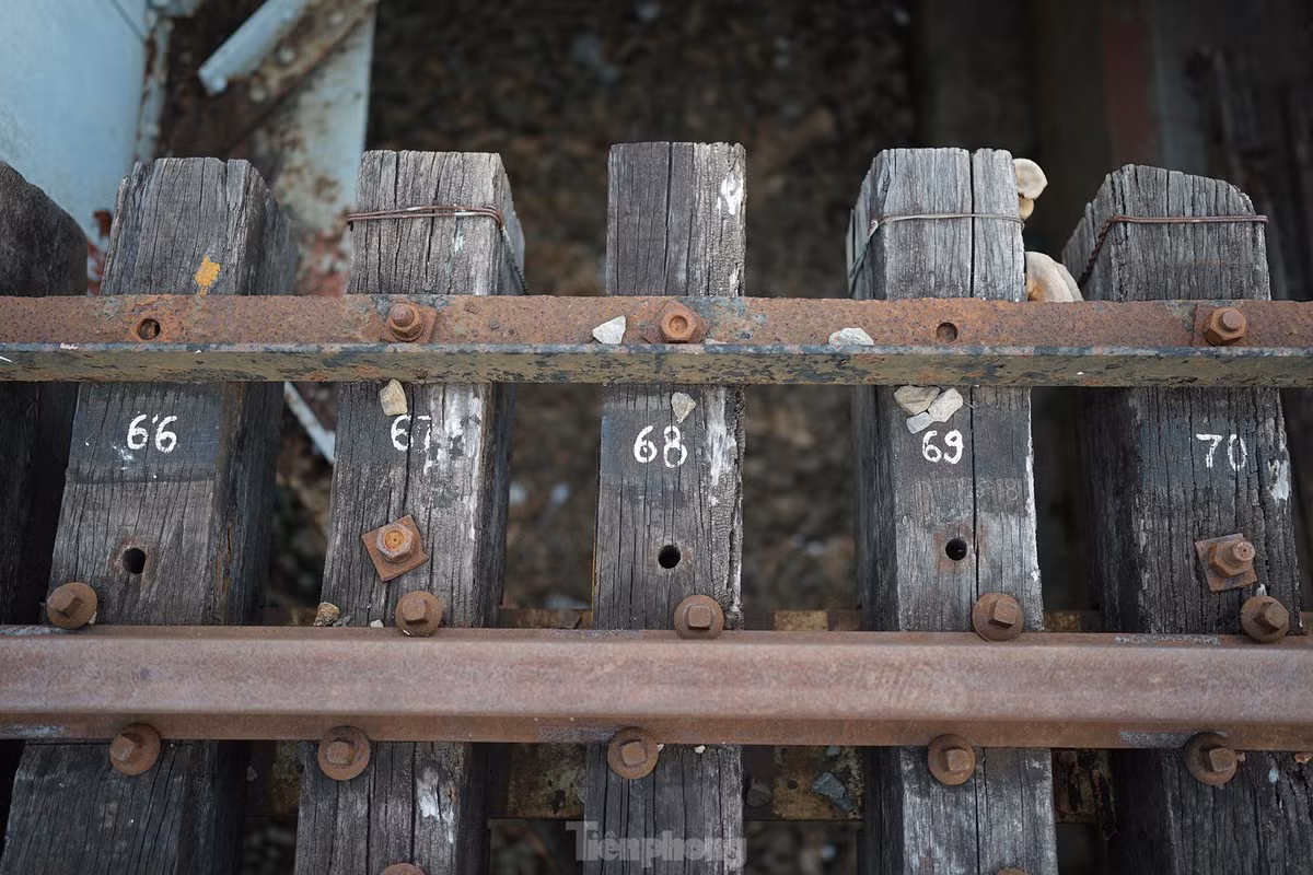 Dấu tích những thanh gỗ đỡ đường ray vẫn còn khá nguyên vẹn.