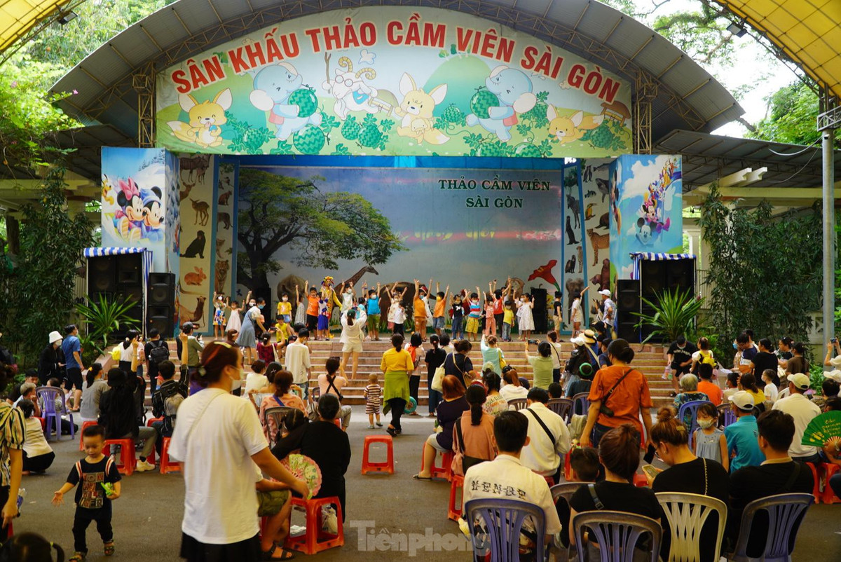 Hoạt động chào mừng ngày Quốc tế Thiếu nhi ở Thảo Cầm Viên thu hút nhiều bạn nhỏ tham gia.