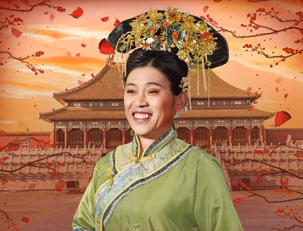 Hoai Linh gia gai tren poster va ngoai doi khac nhau the nao?-Hinh-2