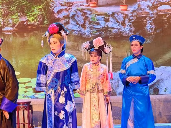 Hoai Linh gia gai tren poster va ngoai doi khac nhau the nao?-Hinh-3