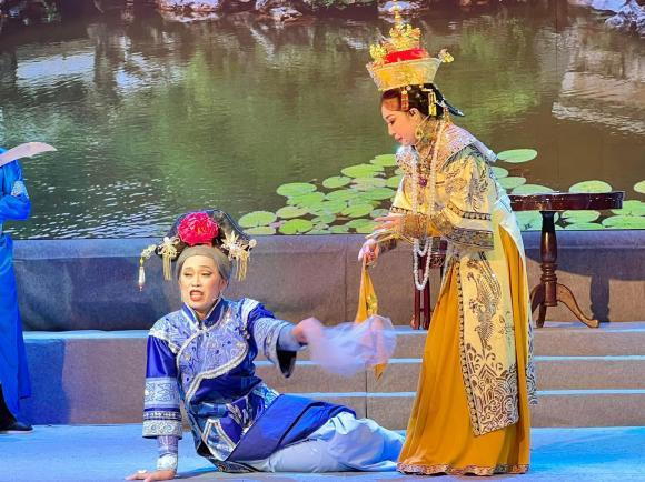 Hoai Linh gia gai tren poster va ngoai doi khac nhau the nao?-Hinh-4