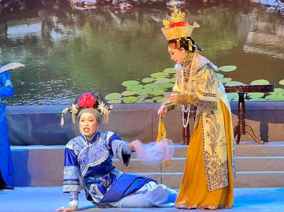 Hoai Linh gia gai tren poster va ngoai doi khac nhau the nao?-Hinh-4