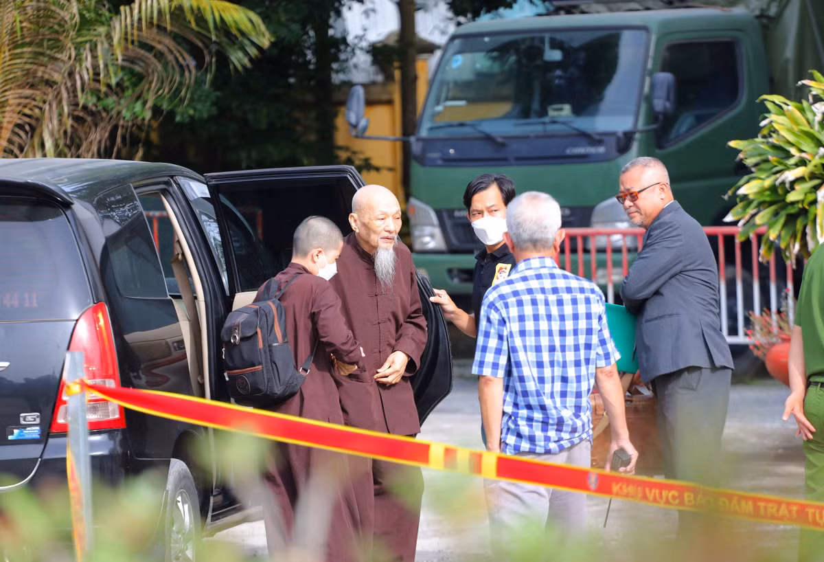 Sáng 30/6, ông Lê Tùng Vân cùng các đồng phạm được đưa đến TAND huyện Đức Hòa.