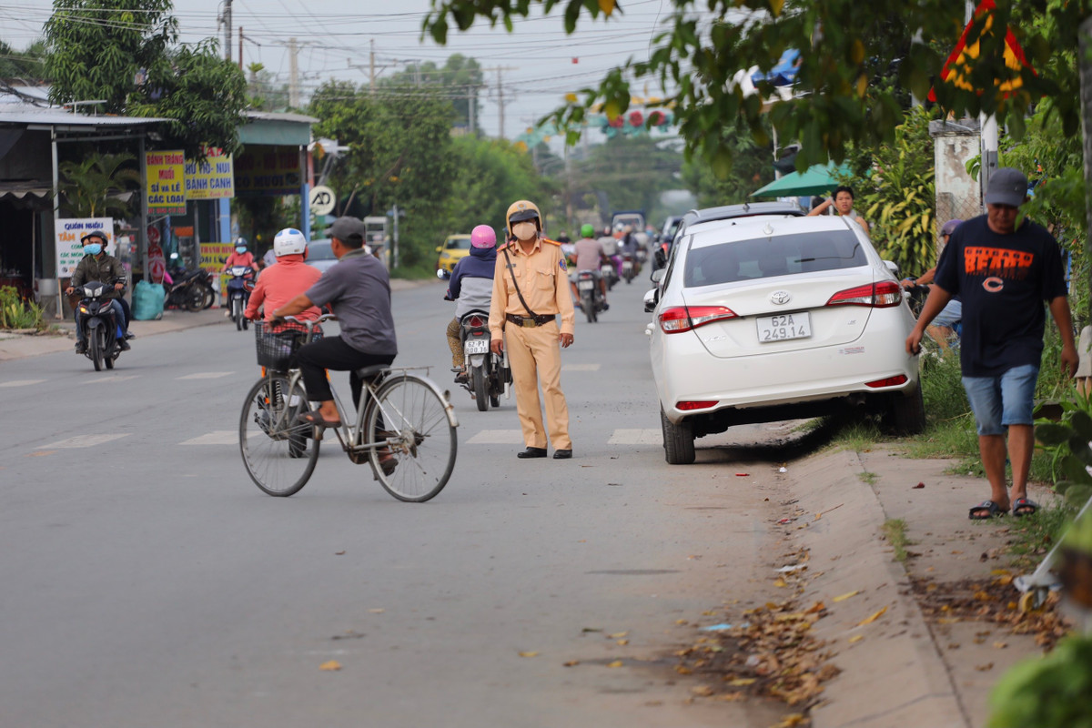 Khoảng 6h cùng ngày, khoảng 100 cảnh sát đã có mặt trước phiên tòa để giữ trật tự, điều tiết giao thông.