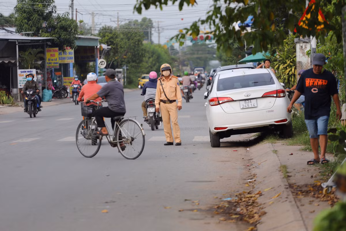 Khoảng 6h cùng ngày, khoảng 100 cảnh sát đã có mặt trước phiên tòa để giữ trật tự, điều tiết giao thông.