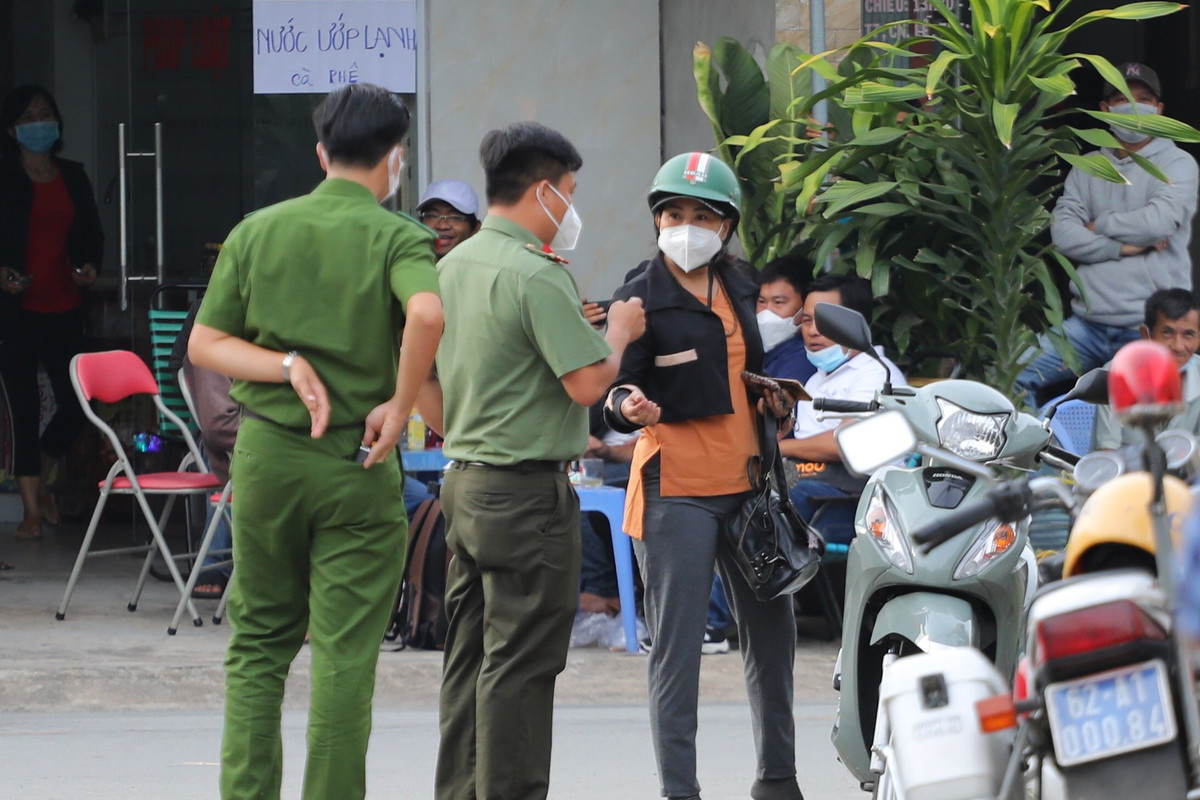 Những người liên quan đến dự phiên tòa phải xuất trình giấy triệu tập và những giấy tờ tùy thân.