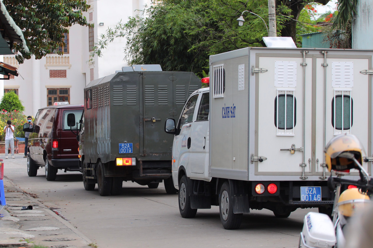 Khoảng 7h, 3 xe chuyên dụng áp giải các bị cáo từ nơi tạm giam đến TAND huyện Đức Hòa, tỉnh Long An.