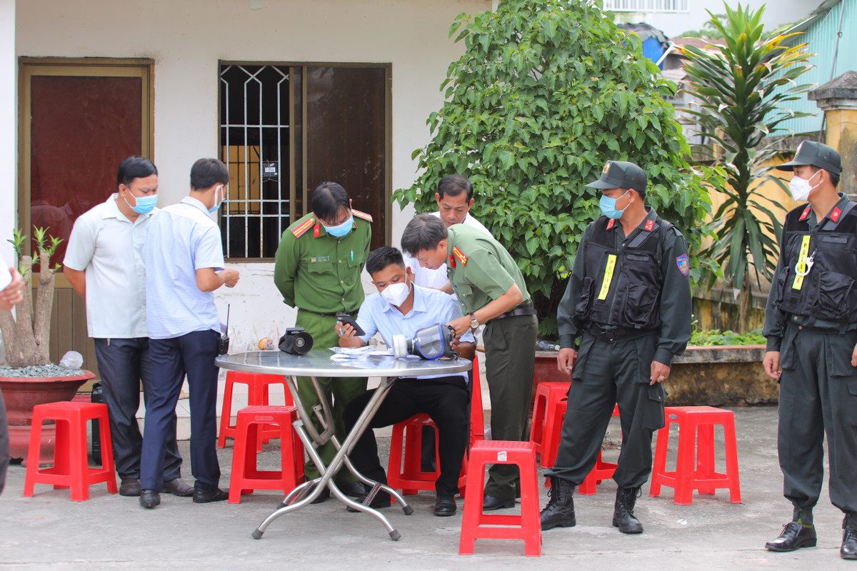 Báo chí liên hệ tác nghiệp phải có giấy giới thiệu. Đồng thời đồ đạc, tư trang được lực lượng an ninh kiểm tra kỹ lưỡng.