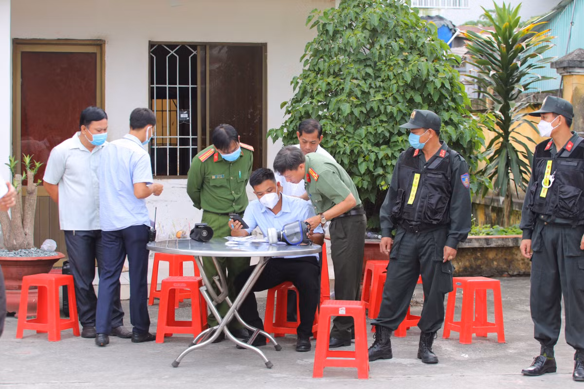 Báo chí liên hệ tác nghiệp phải có giấy giới thiệu. Đồng thời đồ đạc, tư trang được lực lượng an ninh kiểm tra kỹ lưỡng.