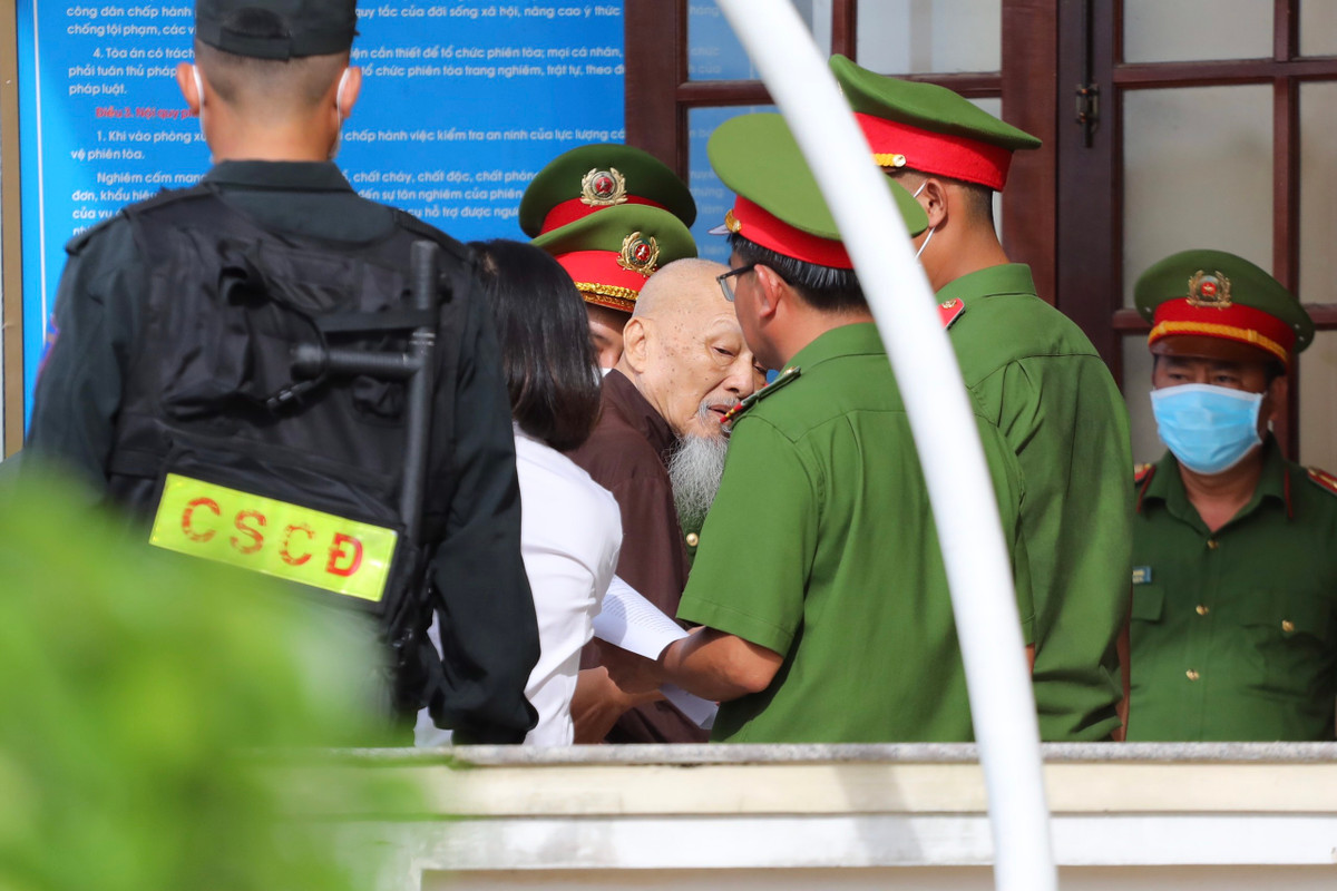 Theo ghi nhận của phóng viên, bị can được đưa đến tòa trên ôtô 7 chỗ. Được xác định là chủ mưu vụ án, ông Lê Tùng Vân tuổi cao, sức khỏe yếu nên được tại ngoại trong quá trình điều tra.