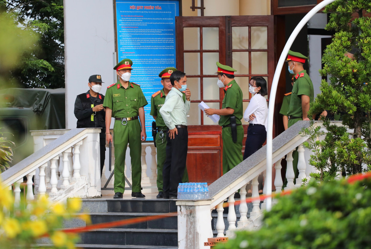 Những người có quyền và nghĩa vụ liên quan được kiểm tra thêm một bước trước khi vào phòng xét xử. *(Tiêu đề đã được BTV đặt lại)