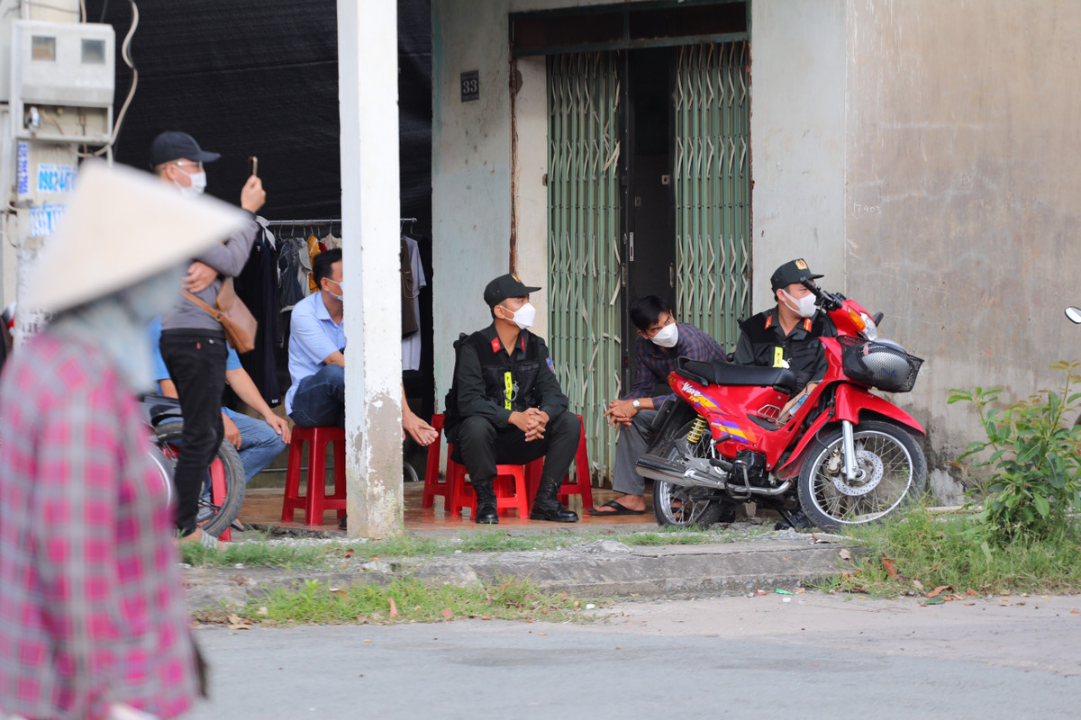 Cảnh sát cơ động được điều động đến hiện trường. Họ bố trí lực lượng trước và trong tòa án.
