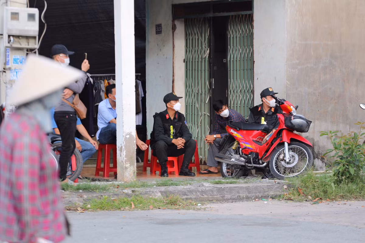 Cảnh sát cơ động được điều động đến hiện trường. Họ bố trí lực lượng trước và trong tòa án.