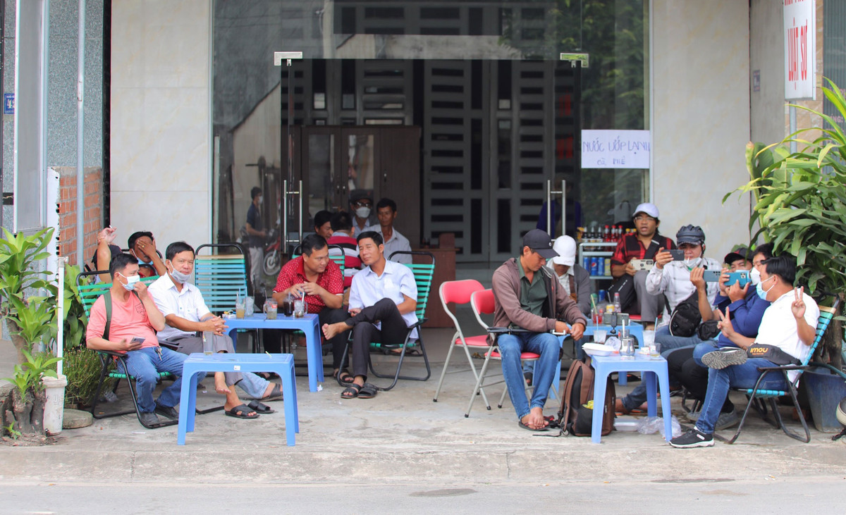 Nhiều Youtuber cũng đến từ rất sớm. Do không được vào trong, họ ngồi hàng quán và bắt đầu công việc livestream.