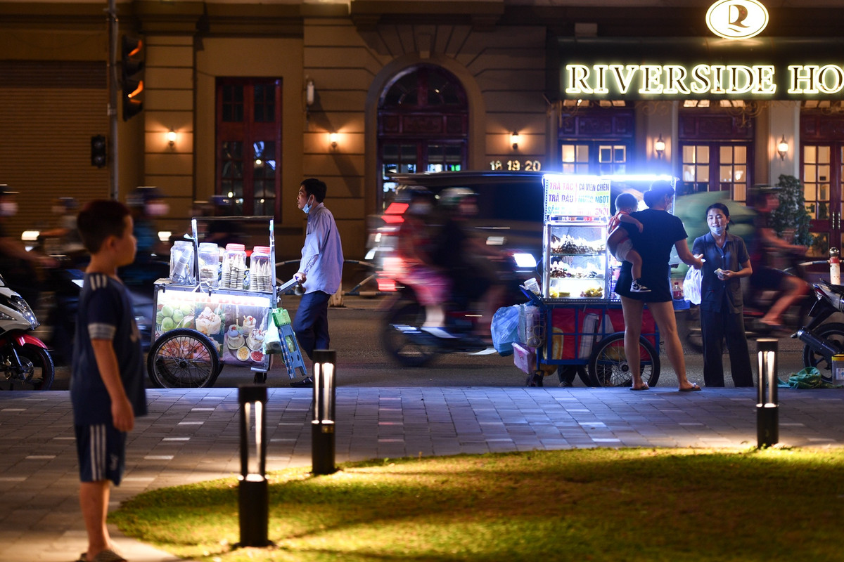 Bảo vệ công viên và lực lượng chức năng thường xuyên tuần tra nhắc nhở những người bán hàng rong nhưng tình trạng này vẫn tiếp diễn.