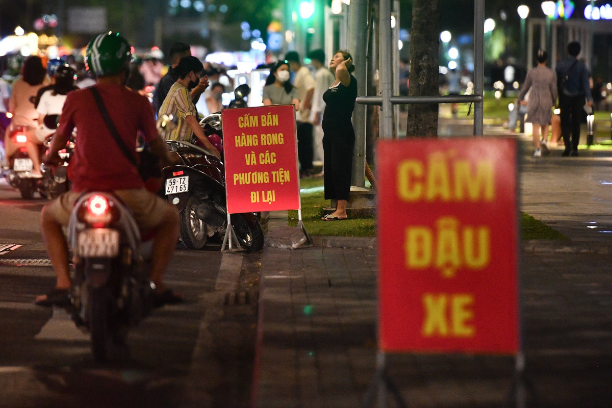 Lề đường trước công viên bến Bạch Đằng đã được dựng nhiều biển cấm nhưng tình trạng dừng đỗ, buôn bán và giữ xe bát nháo vẫn diễn ra.