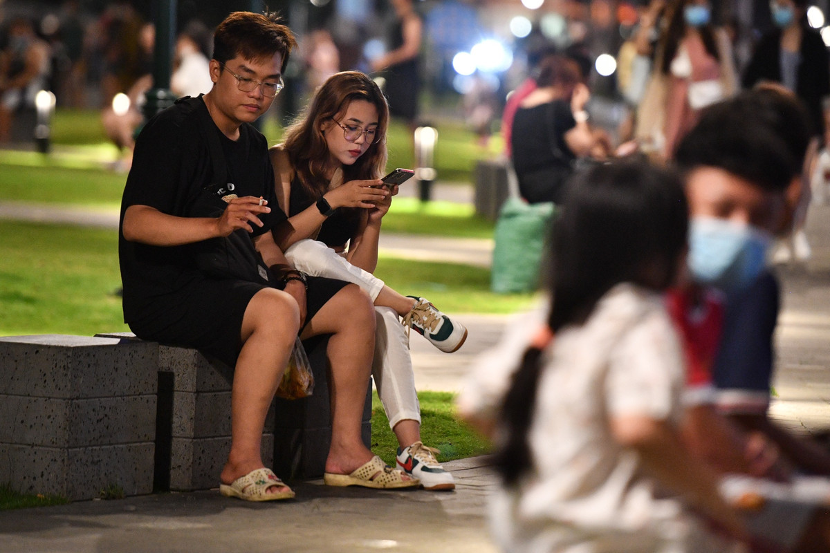 Bình và Tâm (ngụ quận Gò Vấp) cho biết hai bạn thường xuyên đến công viên bến Bạch Đằng để hóng gió vào các buổi tối. "Xe máy, hàng rong tụ tập trước công viên nhìn rất lộn xộn. Thường tụi em mua đồ ăn, đồ uống từ chỗ khác đem đến chứ không mua ở đây", Bình nói.