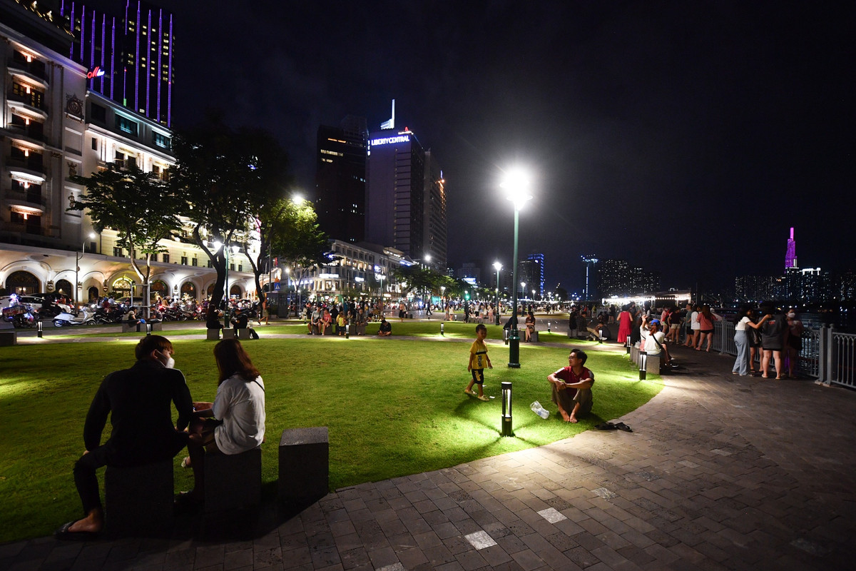 Công viên bến Bạch Đằng đông nghẹt người dạo chơi tối 27/6. Kể từ ngày mở cửa vào cuối tháng 1, nơi đây đã trở thành địa điểm vui chơi, hóng mát của người dân TP.HCM.