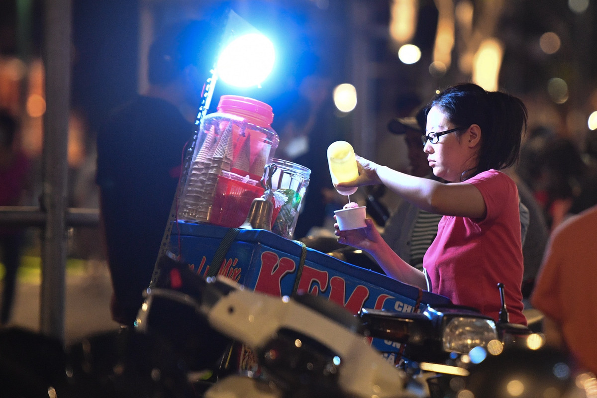 Nhiều điểm vui chơi mới của TP.HCM như cầu Thủ Thiêm 2, công viên bến Bạch Đằng đều đang diễn ra tình trạng lộn xộn của quán hàng rong, điểm giữ xe tự phát.