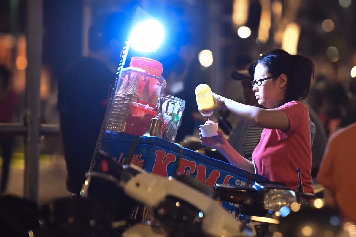 Nhiều điểm vui chơi mới của TP.HCM như cầu Thủ Thiêm 2, công viên bến Bạch Đằng đều đang diễn ra tình trạng lộn xộn của quán hàng rong, điểm giữ xe tự phát.