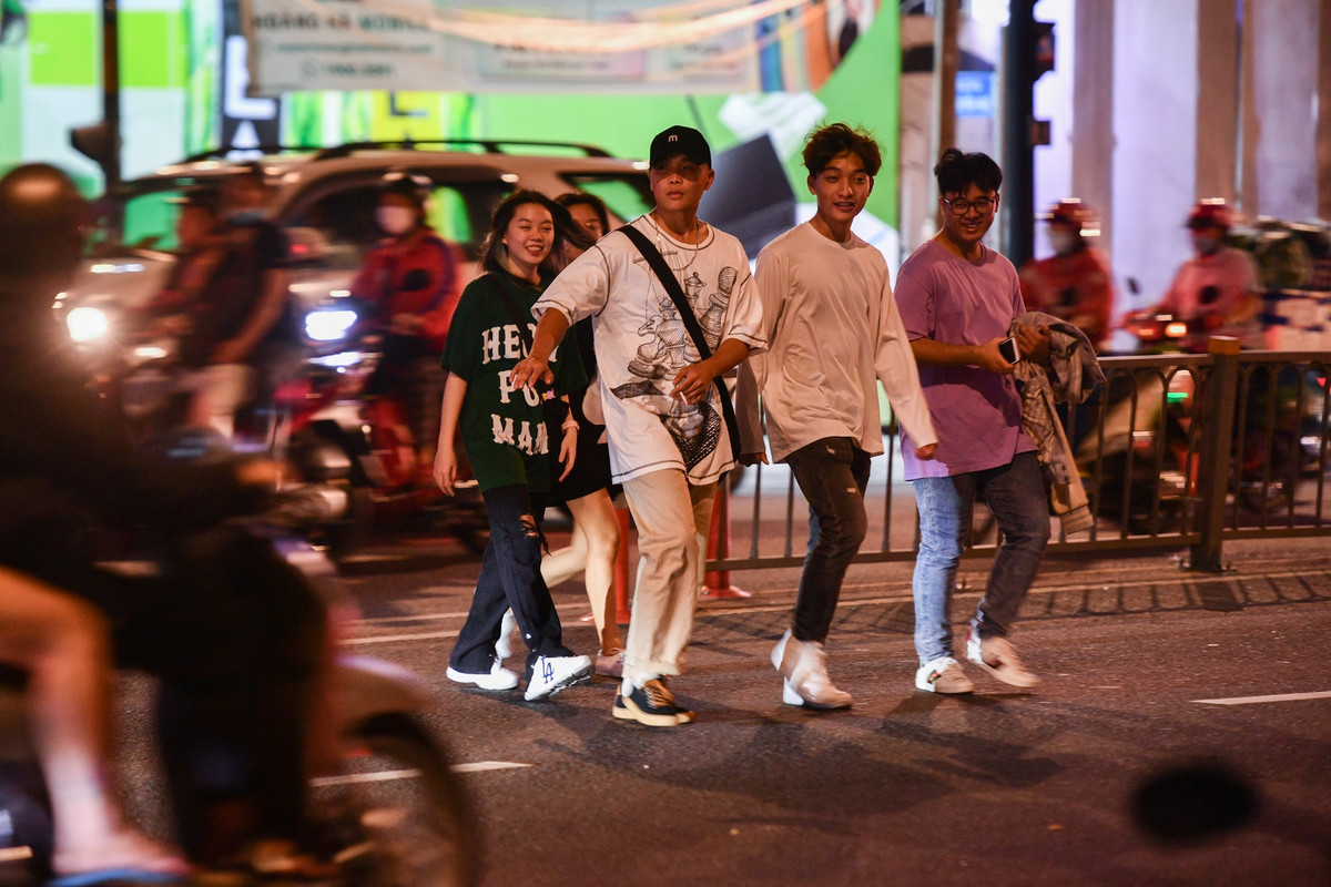 Rất nhiều người đến công viên bến Bạch Đằng nhưng lựa chọn để xe bên phố đi bộ Nguyễn Huệ. Vào giờ cao điểm, người dân thường xuyên băng ngang qua đường Tôn Đức Thắng để qua công viên.