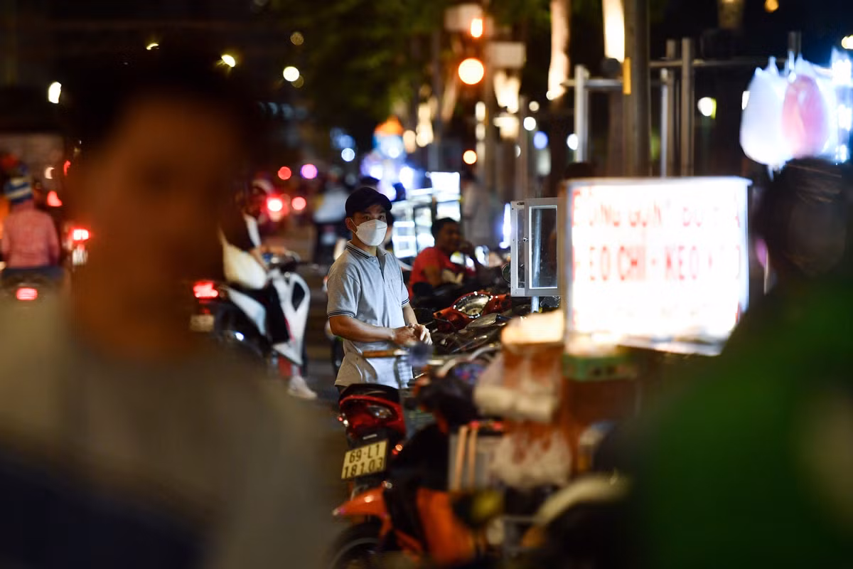 Chỉ một đoạn đường ngắn nhưng có đến chục quán bán đồ ăn vặt, nước uống. Các phương tiện phải di chuyển chậm mỗi khi qua đoạn đường trước công viên bến Bạch Đằng.