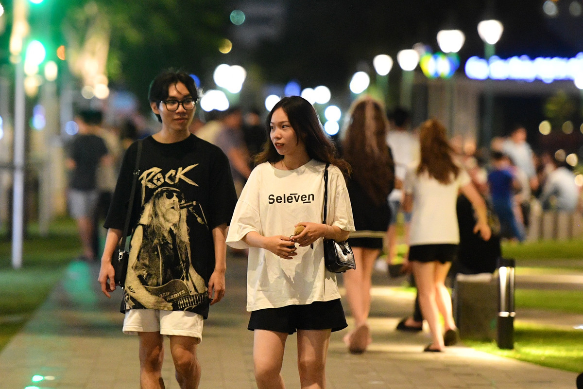 Luân và Ngân (ngụ quận 3) cho biết cả hai gửi xe máy ở một bãi xe gần UBND TP.HCM và đi bộ gần 10 phút mới đến được công viên bến Bạch Đằng. "Có một số người giữ xe ngay trước công viên nhưng chúng em không gửi, để xe ngay lòng đường như vậy rất nguy hiểm", Luân chia sẻ.