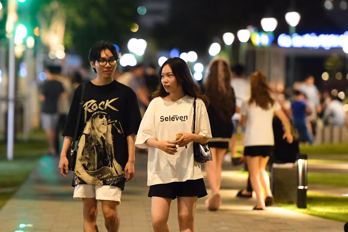 Luân và Ngân (ngụ quận 3) cho biết cả hai gửi xe máy ở một bãi xe gần UBND TP.HCM và đi bộ gần 10 phút mới đến được công viên bến Bạch Đằng. "Có một số người giữ xe ngay trước công viên nhưng chúng em không gửi, để xe ngay lòng đường như vậy rất nguy hiểm", Luân chia sẻ.