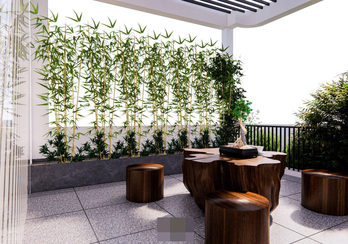 Sân thượng trước và sau có sự phân bổ mảng xanh hợp lý. Hàng rào trúc xanh tốt còn mang ý nghĩa về mặt phong thủy, tượng trưng cho phúc, lộc dồi dào, hạnh phúc, đoàn viên.