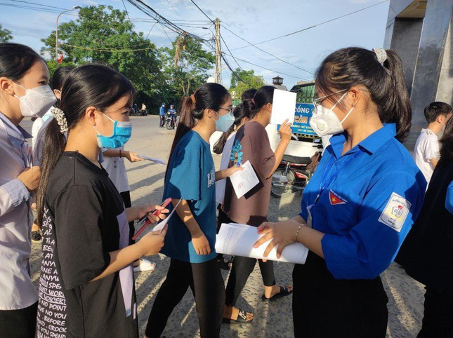 Những thí sinh được các tình nguyện viên hỗ trợ trước khi vào phòng thi.