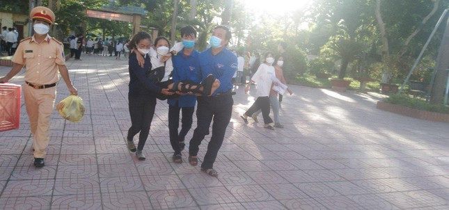 Tại điểm thi trường THPT Hương Khê (thị trấn Hương Khê), có thí sinh Đinh Hải Yến (Lớp 9B, Trường THCS Hương Lâm, huyện Hương Khê) không may bị tai nạn gãy chân, khiến em không thể đi lại. Vì điểm trường thi cách nhà chừng 10km, nên lực lượng Công an, Huyện Đoàn đã cắt cử một số tình nguyện viên dùng phương tiện đến tận nhà để hỗ trợ, đưa Yến đến điểm thi.