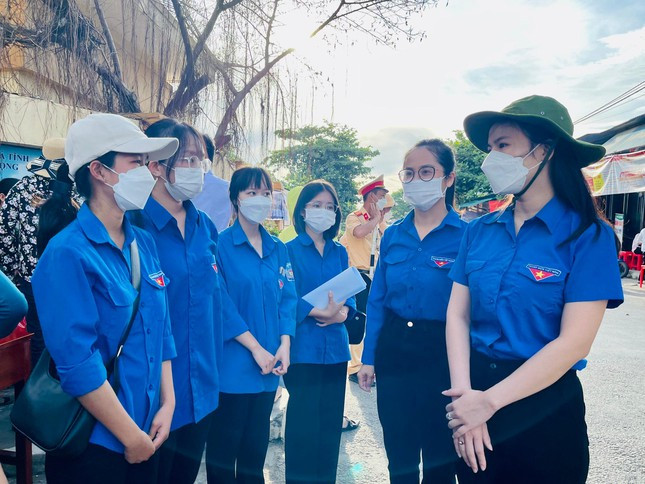 Dù thời tiết nắng nóng nhưng các tình nguyện viên vẫn có mặt từ sáng sớm để hỗ trợ các thí sinh.