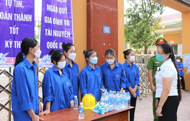 Sáng nay có hơn 900 đoàn viên thanh niên tình nguyện ở các điểm thi để hỗ trợ giúp đỡ các thí sinh.