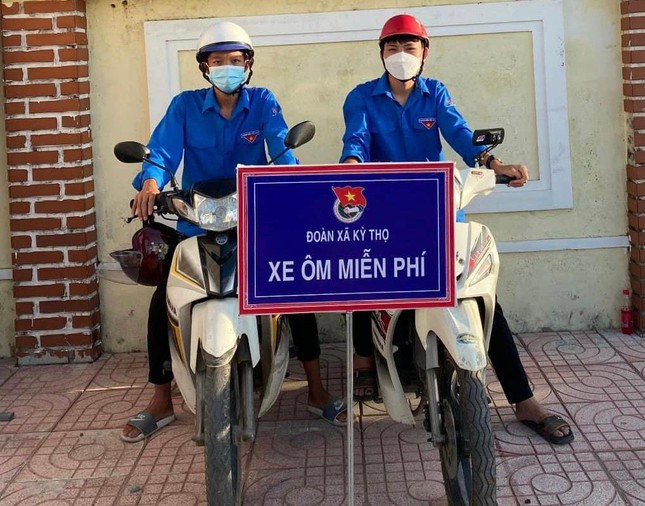 Trong buổi sáng nay diễn ra kỳ thi, các tình nguyện viên Hà Tĩnh đã thực hiện được nhiều hoạt động thiết thực như: hỗ trợ nhận trông xe, giữ túi xách; đưa đón các thí sinh có hoàn cảnh khó khăn, tai nạn đến điểm thi; cung cấp nước uống miễn phí…