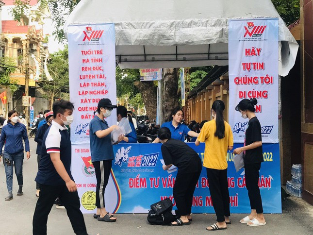 Mô hình “Một đội hình - Nhiều nhiệm vụ” được triển khai tại chương trình tiếp sức mùa thi năm nay ở với các hoạt động thiết thực, ý nghĩa để hỗ trợ các thí sinh như: phối hợp với các lực lượng chức năng hướng dẫn, phân luồng đảm bảo an ninh trật tự, an toàn giao thông tại các điểm thi và các chốt giao thông quan trọng; cung cấp nước uống miễn phí, thiết lập các kênh thông tin, tuyên truyền của đơn vị qua hệ thống website, facebook...