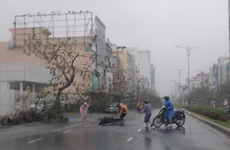 Lúc 9h, nhiều người lưu thông trên đường Nguyễn Văn Linh, quận Hải Châu bị gió quật ngã