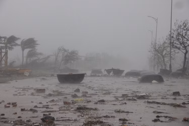 ...và bị hất văng nằm ngổn ngang trên đường Hoàng Sa...