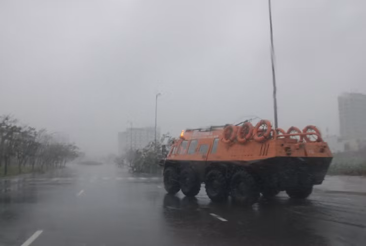 Xe thiết giáp của lực lượng tìm kiếm cứu nạn Quân khu 5 trên đường làm nhiệm vụ...