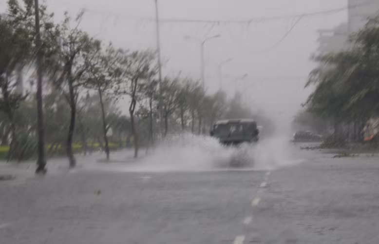 Nhiều tuyến đường chìm trong biển nước...