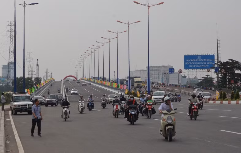 Ông Tất Thành Cang, Giám đốc Sở GTVT TPHCM cho biết, sau khi thông xe cầu Sài Gòn 2, sẽ cho lưu thông 1 chiều theo hướng từ quận Bình Thạnh ra quận 2, còn cầu Sài Gòn hiện hữu sẽ đón nhận các phương tiện lưu thông ở chiều ngược lại. Cũng theo ông Cang, sắp tới Sở GTVT sẽ tiến hành sửa chữa, thảm nhựa mới cũng như bố trí lại giao thông ở cầu Sài Gòn cũ để tăng tính hợp lý.