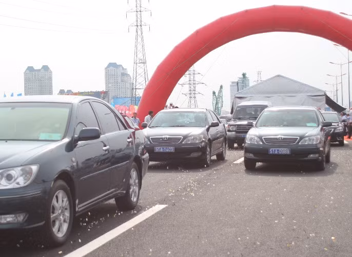 Đoàn xe của các vị lãnh đạo lưu thông đầu tiên qua cây cầu mới.