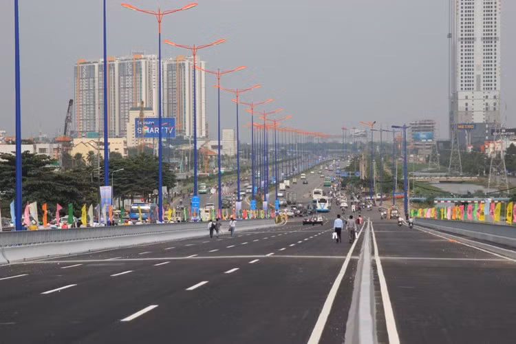 Chiều 15/10, Công ty cổ phần Đầu tư phát triển hạ tầng kỹ thuật TPHCM (CII - chủ đầu tư dự án) đã tổ chức thông xe cầu Sài Gòn 2 (nối quận Bình Thạnh với quận 2) sau 18 tháng thi công, vượt tiến độ đề ra 3 tháng.