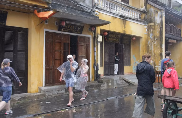 dạo phố ngắm nhìn cảnh tất bật chạy lũ của người dân.