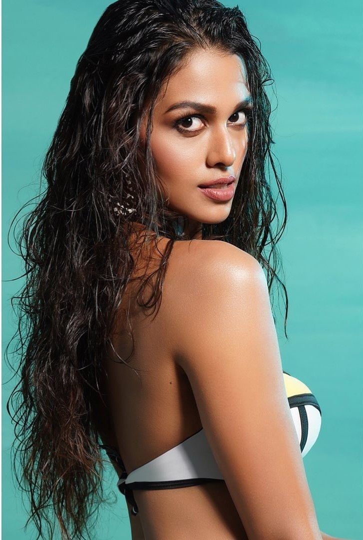 Sinh năm 1998, Adline Castelino có chiều cao 1,69 m, gương mặt sắc nét và gợi cảm. Từ nhỏ, cô đã chuyển đến Mumbai sống và theo đuổi sự nghiệp người mẫu. Do đó, dễ dàng nhìn thấy Adline Castelino toát ra thần thái chuyên nghiệp và cuốn hút trên sàn catwalk cũng như khung hình.