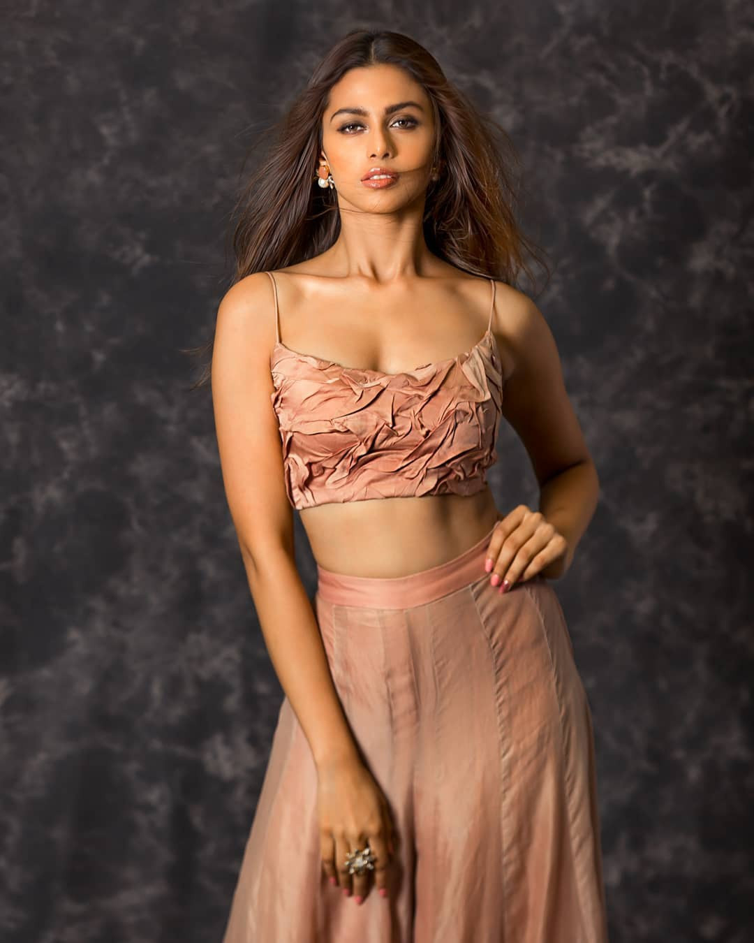 Castelino theo đuổi hình ảnh gợi cảm, hoang dã. Cô thường xuyên lăng xê trang phục tôn vòng một và vòng eo.