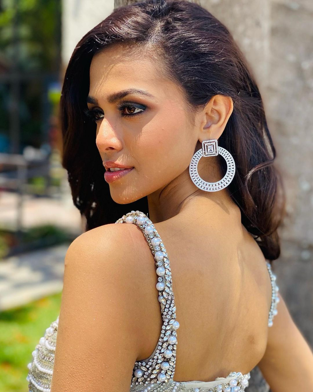 Sáng 6/5 (giờ Mỹ), Adline Quadros Castelino - đại diện Ấn Độ - di chuyển đến Seminole Hard Rock Hotel &amp; Casino để nhận phòng, chính thức bước vào 10 ngày chinh phục vương miện Miss Universe 2020. Trong ngày ra mắt, người đẹp nổi bật với bộ đầm ngắn đính ngọc trai kết hợp cùng hoa tai to bản.