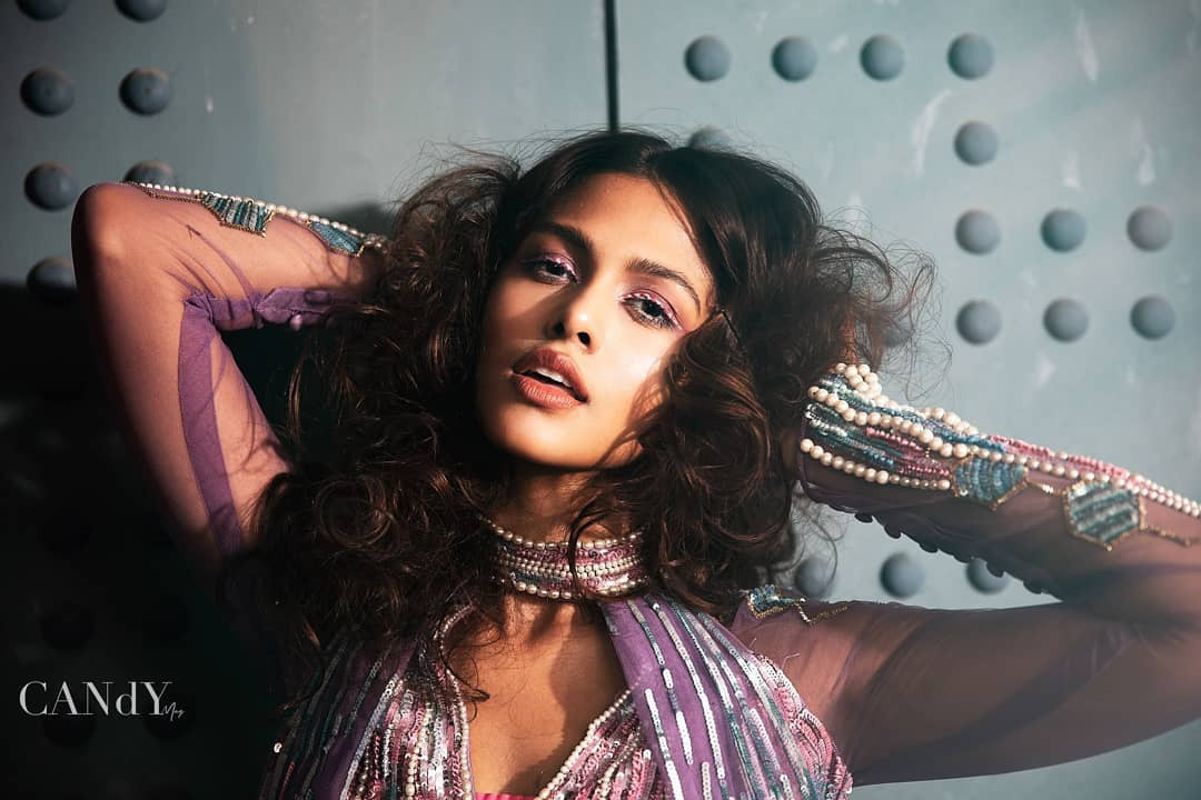 "Castelino đã làm việc chăm chỉ với VSP - tổ chức hướng tới quyền bình đẳng cho nông dân và giúp đỡ những người vượt qua ý định tự tử. Cô ấy muốn phát triển tổ chức này vì trước kia, ông bà ngoại của Castelino - những người nông dân - đã qua đời do thiếu cơ sở y tế", Angelopedia viết thêm.