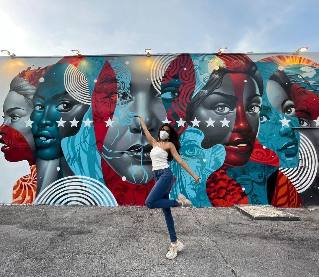 Castelino đã đến Mỹ trước vài ngày để làm quen với múi giờ, khí hậu. Theo India Times, người đẹp suýt chút nữa phải bỏ thi vì dương tính với nCoV. Sau hai tuần điều trị, cô đã khỏi bệnh và trở thành một trong những thí sinh đáp chuyến bay tới Mỹ sớm nhất.