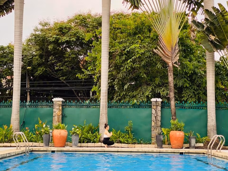 Trong biệt thự còn có hồ bơi cỡ lớn để cô tập yoga, bơi lội khi rảnh rỗi.